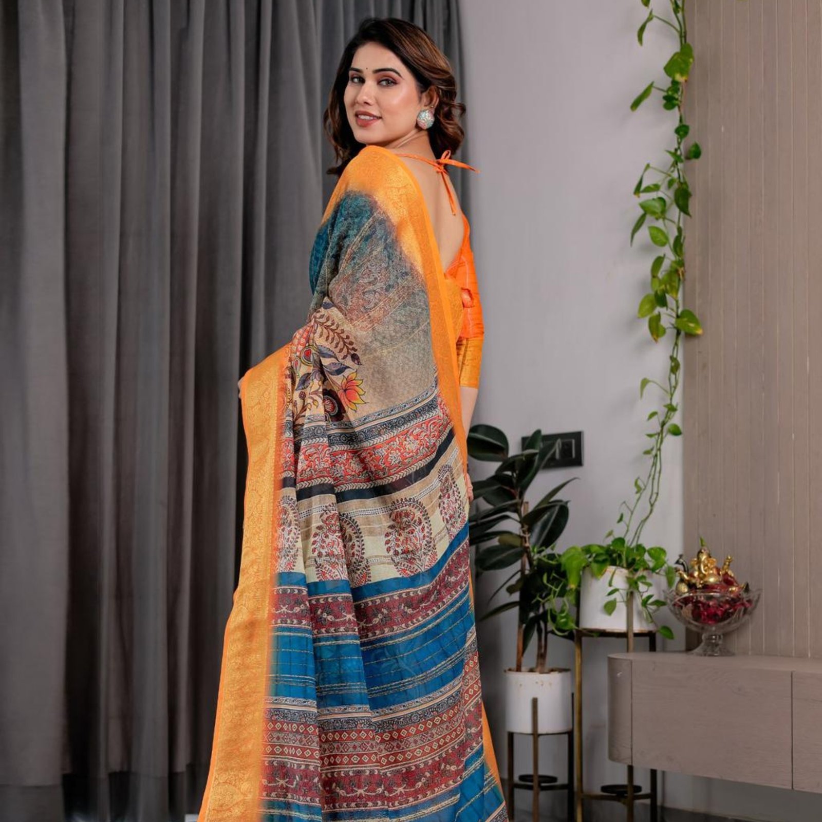 Linen Saree with zari